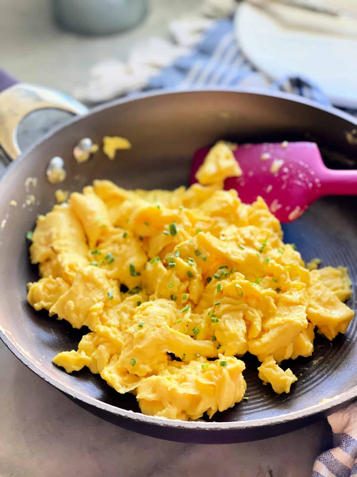 https://www.katiescucina.com/wp-content/uploads/2022/01/How-to-Make-Scrambled-Eggs.jpg